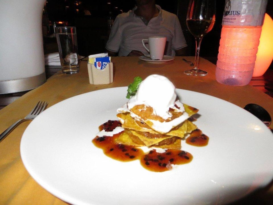 Vanillieis mit gegrillter Ananas im Blätterteig Kuramathi Maldives