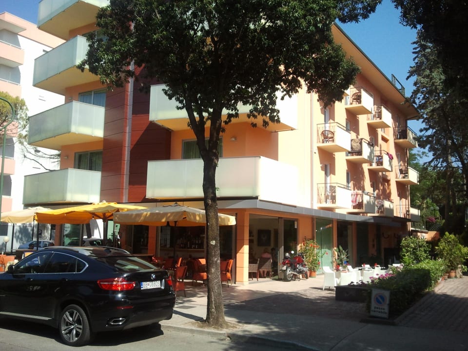 Straßenansicht rechts Hotel Daniele