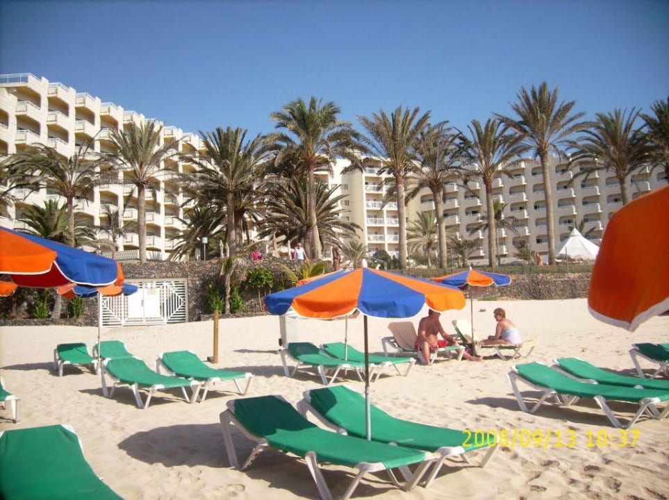 Blick vom Strand auf das Hotel Hotel Riu Palace Tres Islas