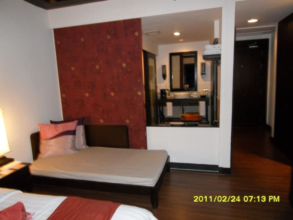 Комната и коридор с отодвинутой ширмой Bandara Resort & Spa Samui