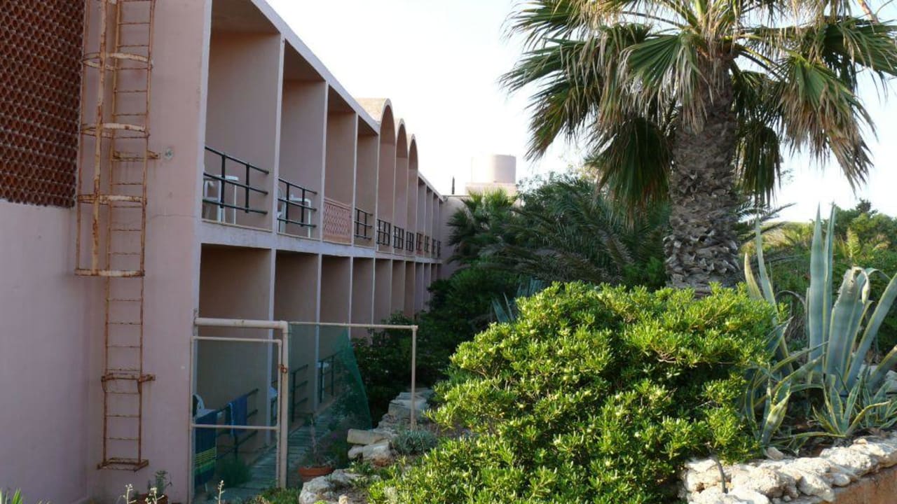 Rückseite des Hotels Comino Hotel & Bungalows