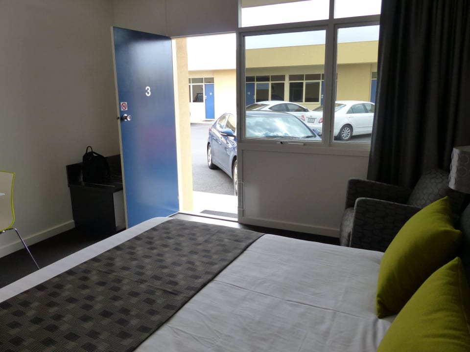 Deluxe Queen Room Golden Chain Tower Motor Inn