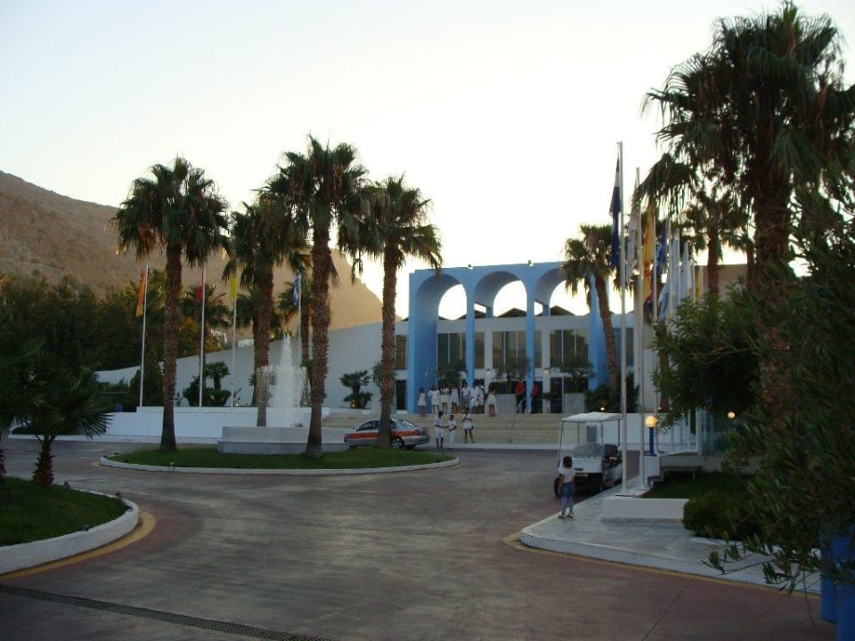 Przed recepcją Royal & Imperial Belvedere Resort