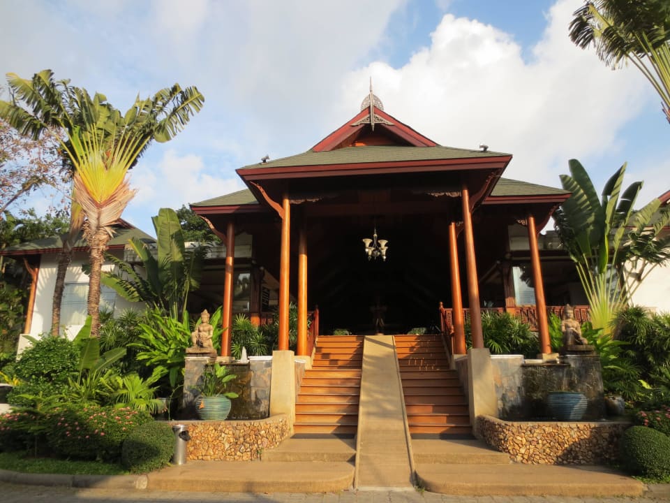 Hotel von der Straße aus Banana Fan Sea Resort