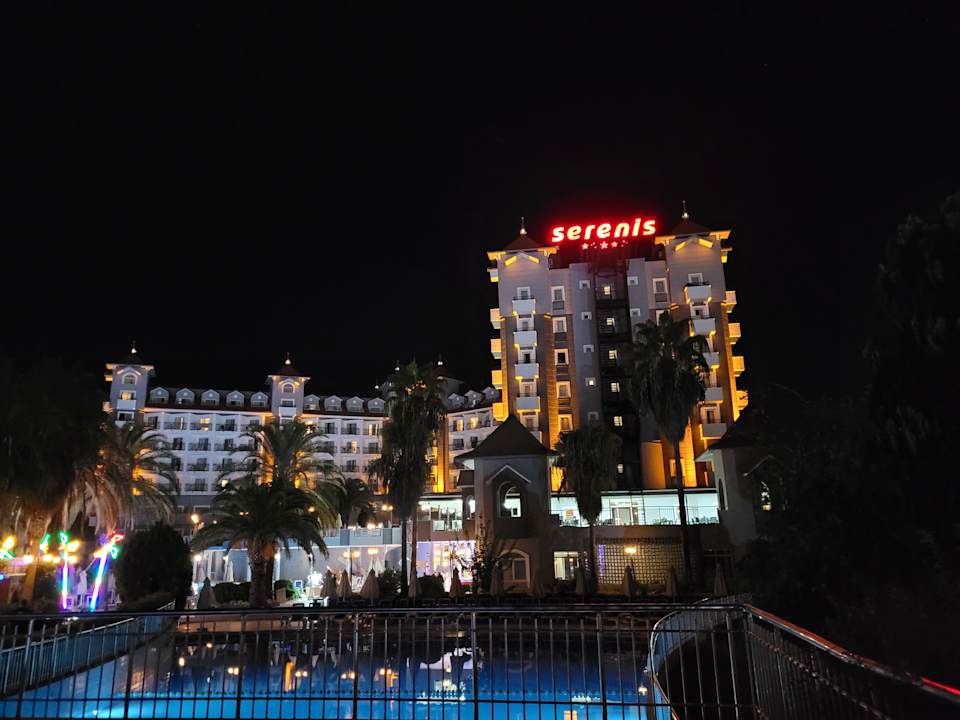 Außenansicht Serenis Hotel