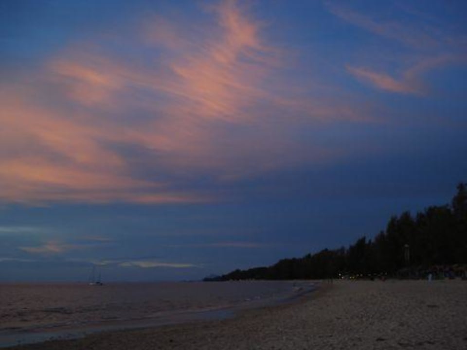 Long Beach bei Ebben und Sonnenuntergang Hotel Lanta Sand Resort & Spa