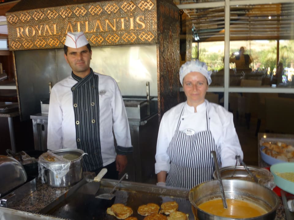 Zeynep und Hassan lecker Omelette Royal Atlantis Beach Hotel