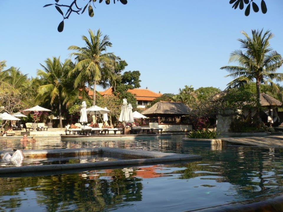 Der Pool am Strand The Royal Beach Seminyak Bali - MGallery Collection