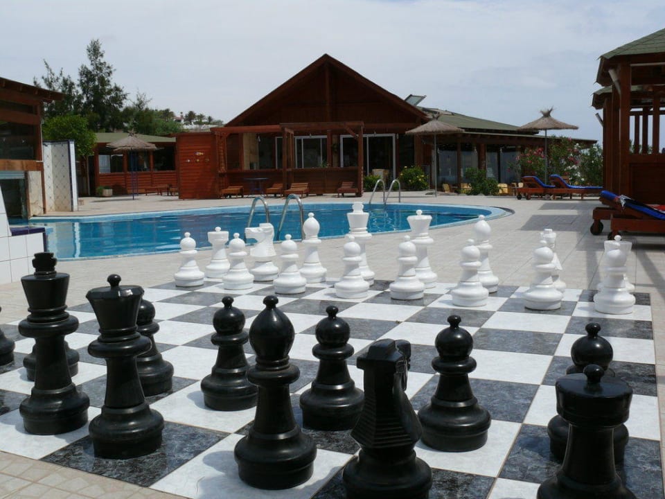 Schachbrett am Pool Marina Playa Suite Hotel
