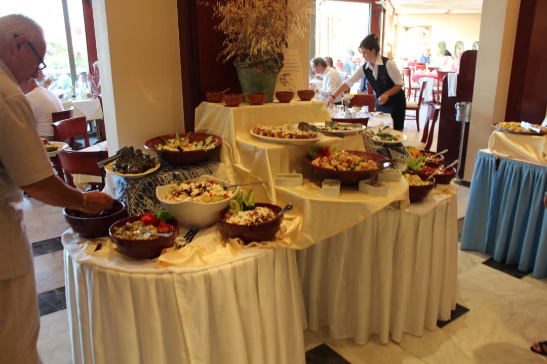 Ein Blick aufs Salat Buffet Vantaris Luxury Beach Resort