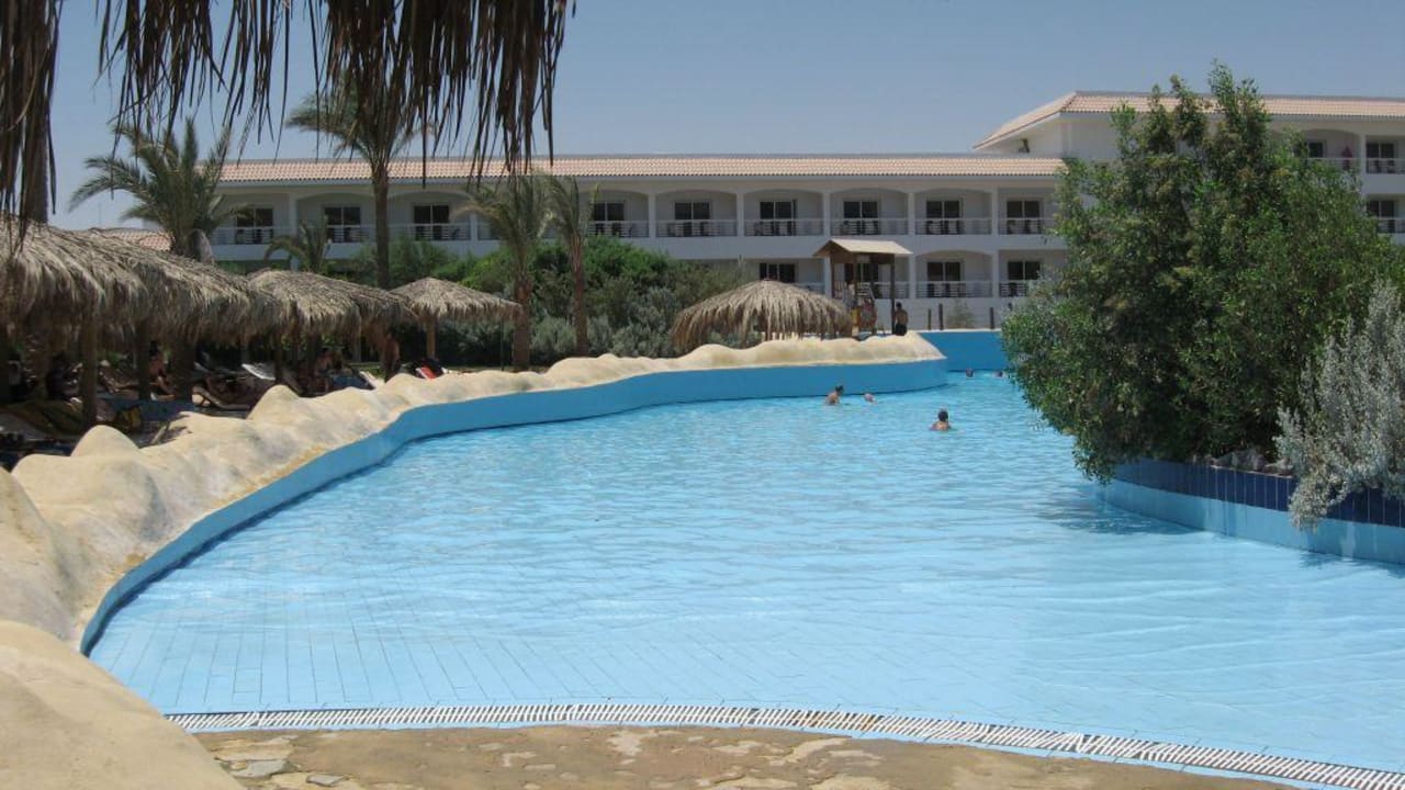 Basen ze sztuczna fala w agua parku Sindbad Club