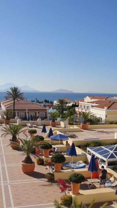 Blick von der Terrasse Rchtung Pool und Meer Porto Bello Royal