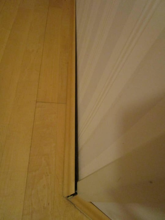 Die kaputte Sockelleiste Hotel Zum Schiff