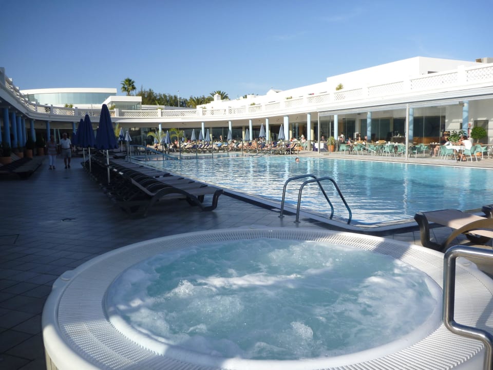 Blick auf die Poollandschaft Hotel Las Costas