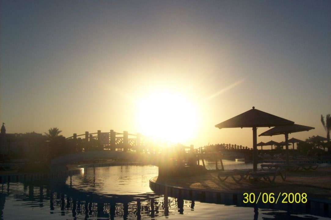 Sonnenaufgang am Pool Charmillion Club Resort