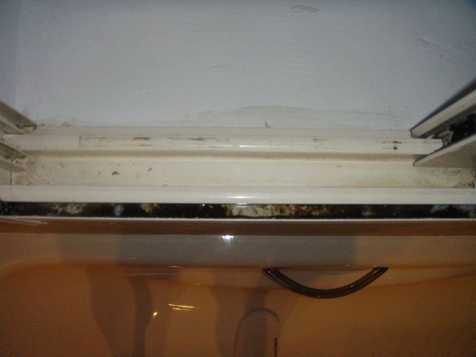 Fensterfuge im Badezimmer des Zimmers 665 H10 Estepona Palace