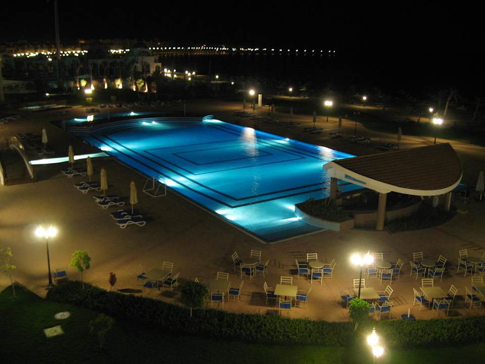 Der Pool und Strand bei Nacht vom Zimmer aus Old Palace Resort Sahl Hasheesh