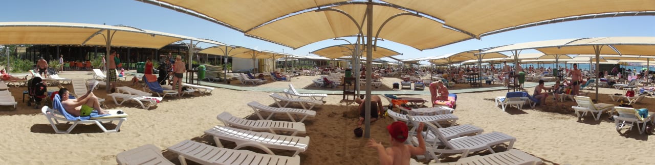 Überdachte Sonnenliegen am Strand Hane Family Resort