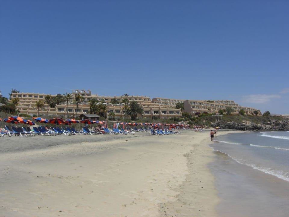 Blick vom Strand auf das Hotel SBH Hotel Taro Beach