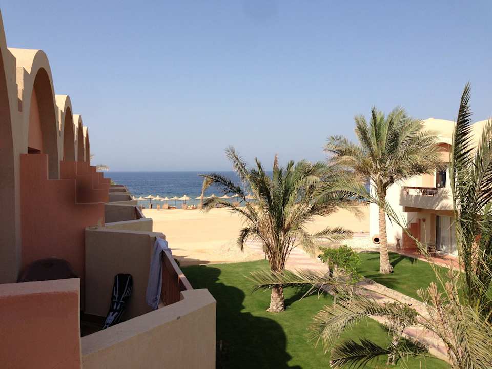Aufblick vom Balkon des Zimmers Three Corners Sea Beach Resort