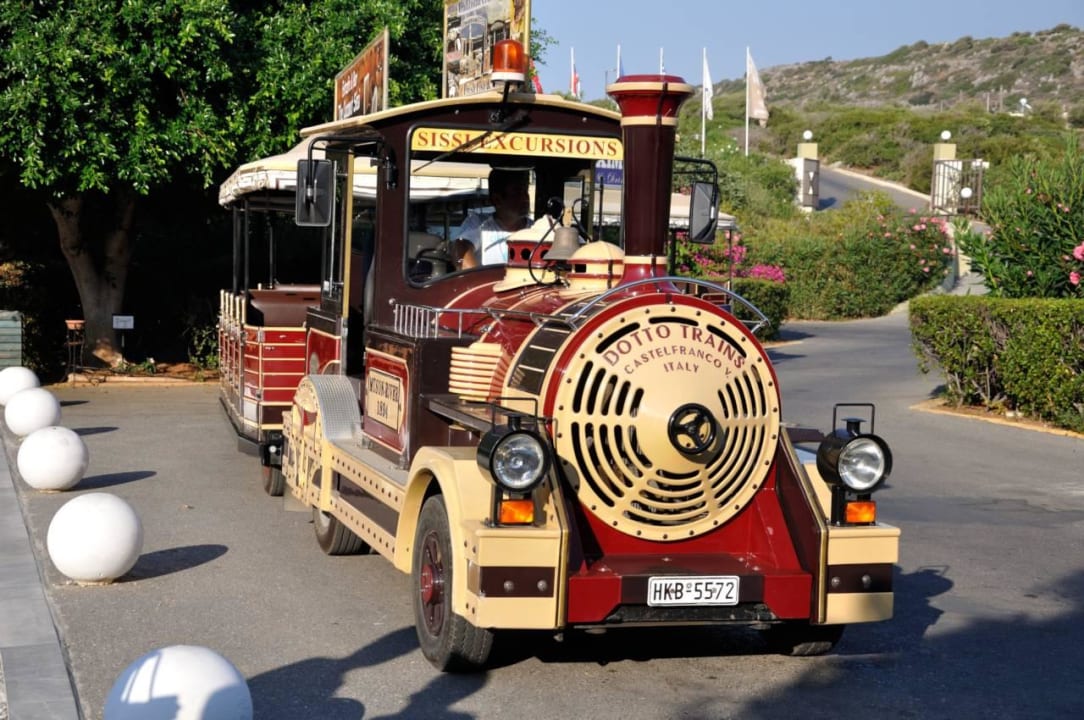 Der Happy Train startet vor dem Hotel Grecotel Meli Palace