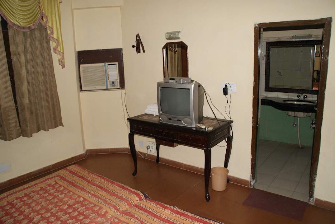 Zimmeransicht vom bett zum TV und ins Bad Hotel Sajjan Niwas