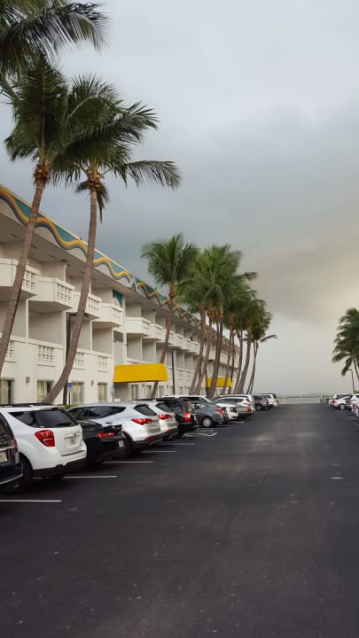 Parkplatz vom Hotel Balkone  North Bay Inn Miami