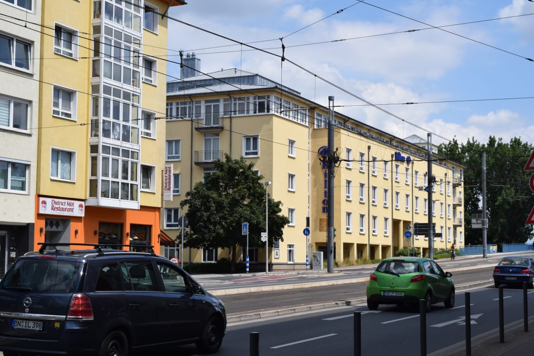 Das Hotel von der Straße aus gesehen Dorint Hotel Bonn