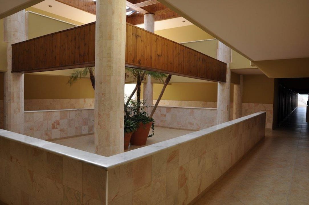 Wewnątrz budynku z pokojami Hotel Kalithea Horizon Royal