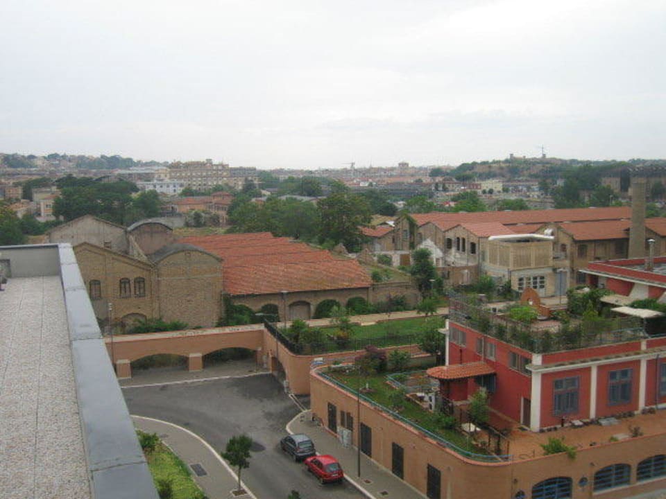 Blick v. der Dachterrasse ins Hinterland Hotel H10 Roma Città