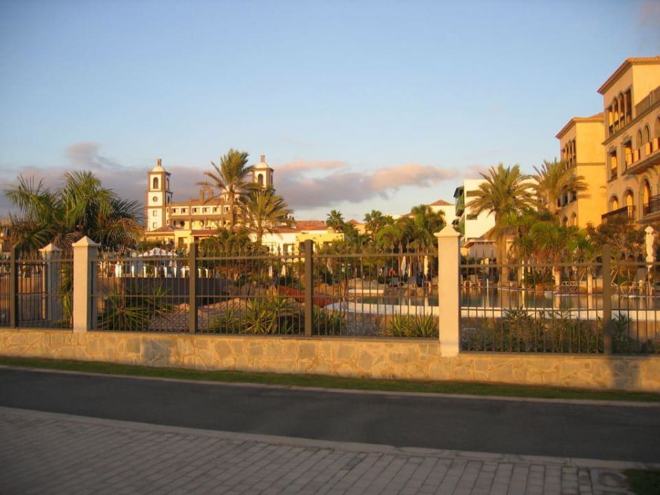Blick von der Promenade auf das Hotel Lopesan Villa del Conde Resort & Thalasso
