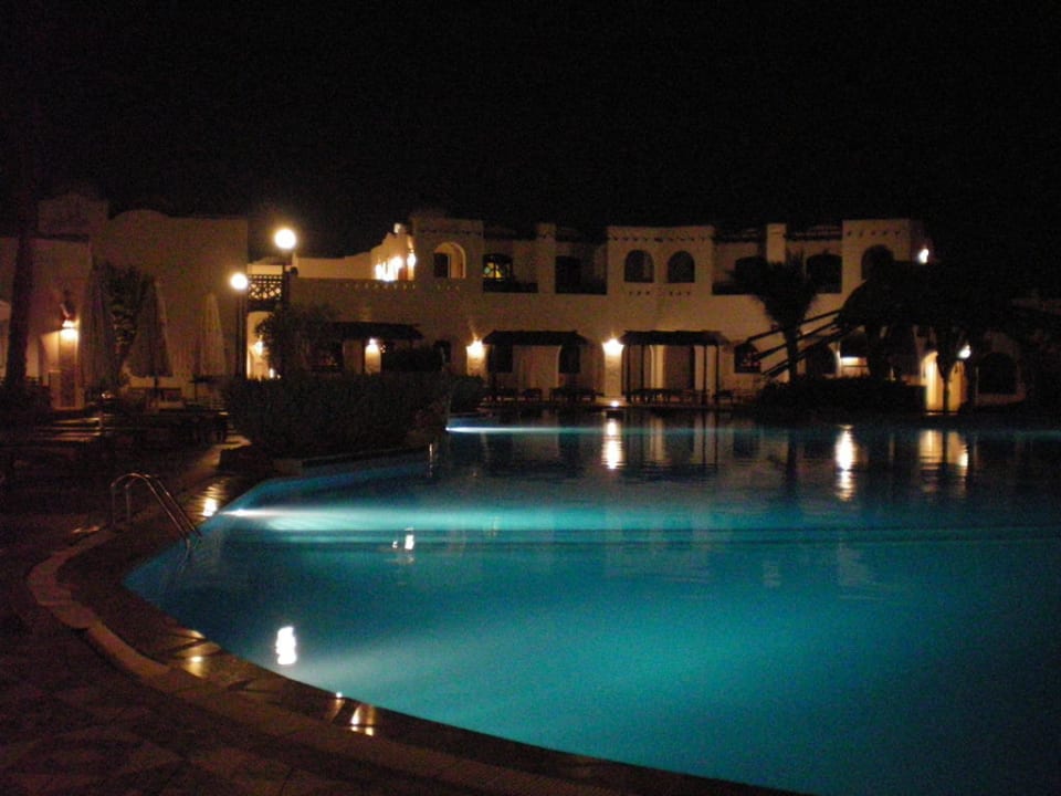 Grosser Pool bei Nacht Arabella Azur Resort