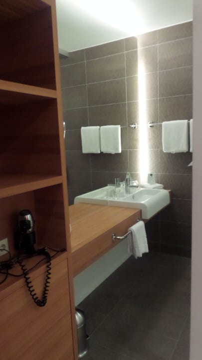 Bad ohne Eingangstür, aber mit viel Ablage :-) ACTIVE by Leitner's|Natur&LifestyleHotel