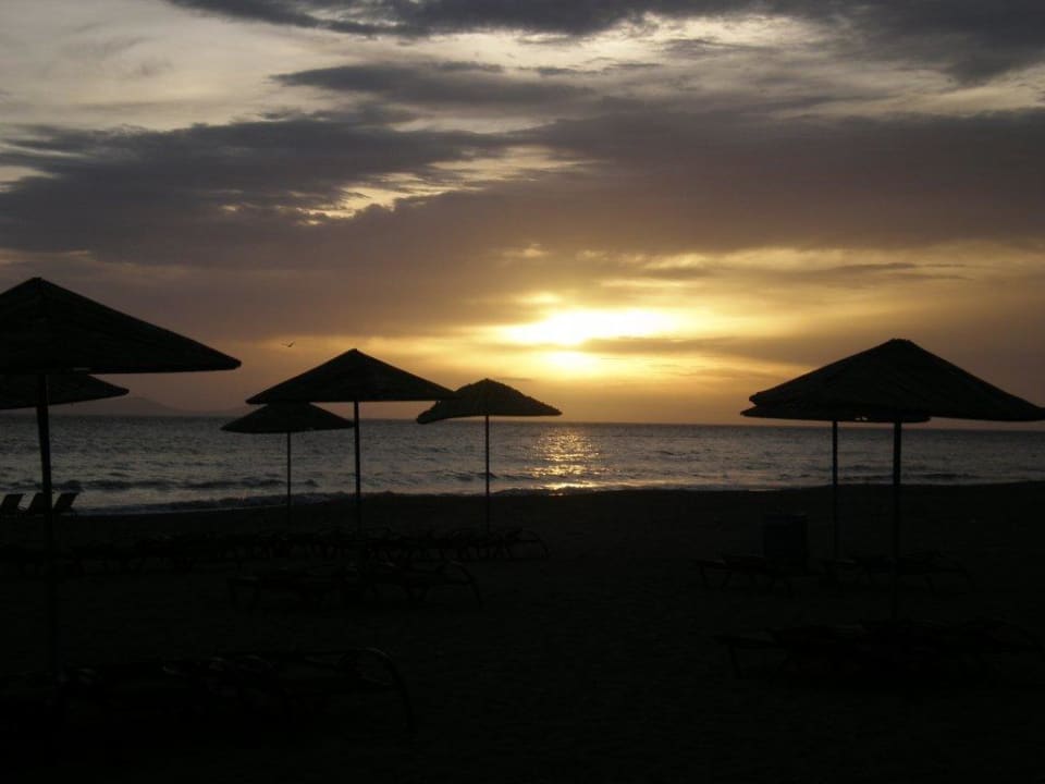 Strand bei Sonnenaufgang Apollonia Beach Resort & Spa