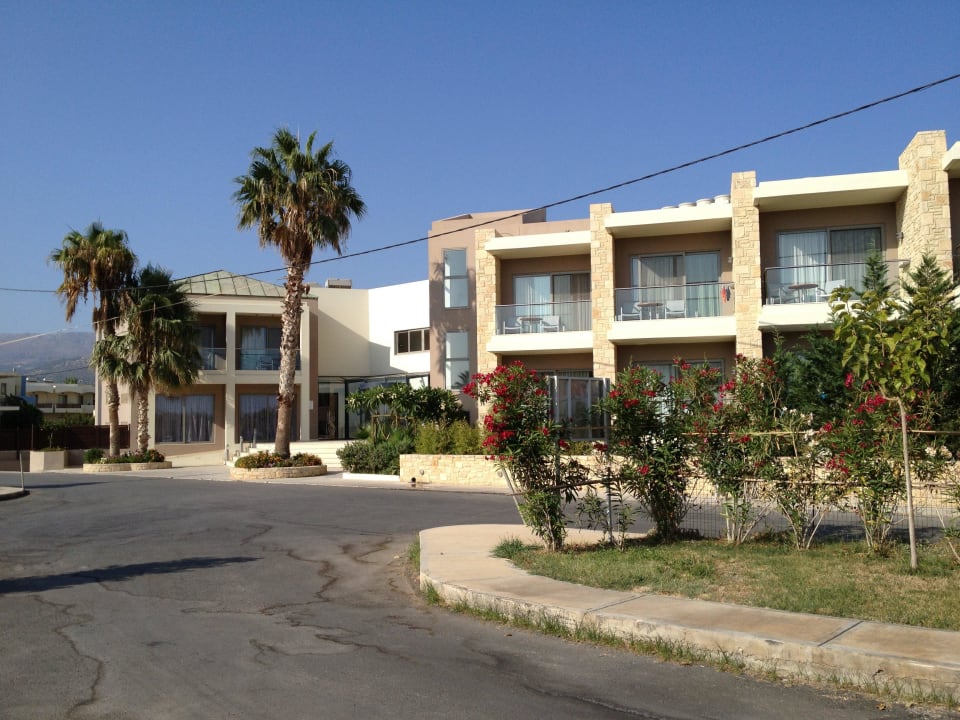 Blick vom Parkplatz Minos Mare Royal