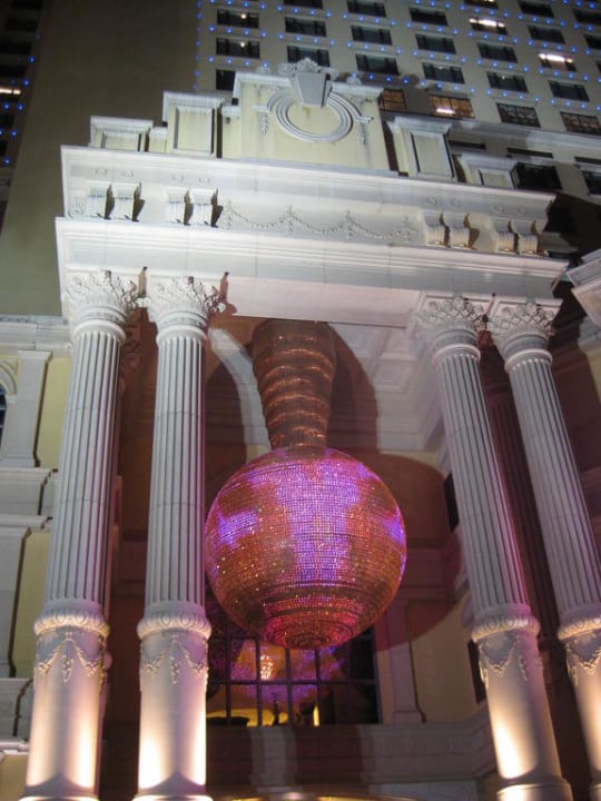 Außeneingang zum Casino Hotel Sofitel Macau at Ponte 16