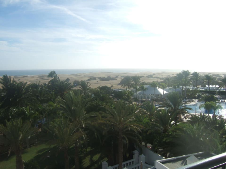Ausblick Richtung Dünen und Pool Hotel Riu Palace Maspalomas Adults Only