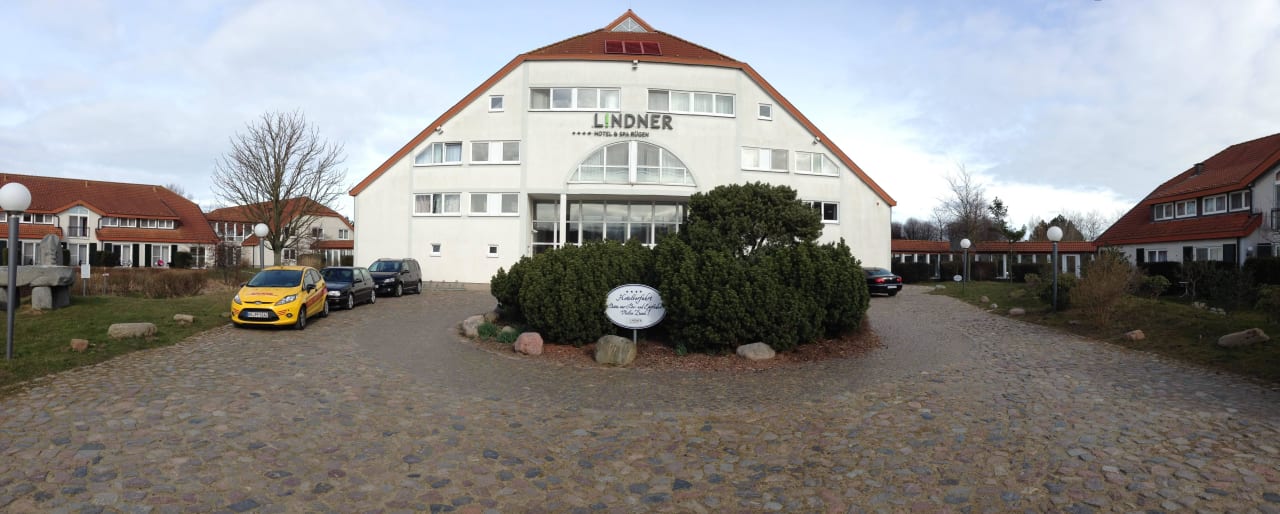 Eingang vom Haupthaus AEDENLIFE Hotel & Resort Rügen