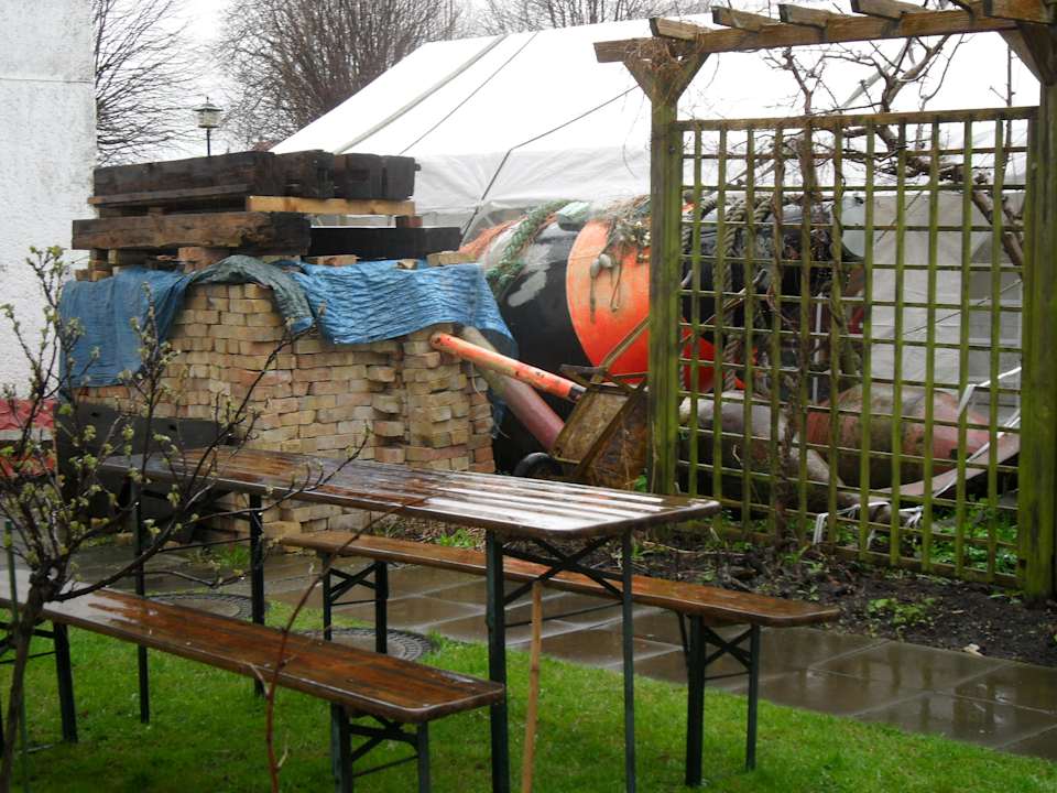 Ausblick in den vermüllten Hinterhof Baltisches Haus