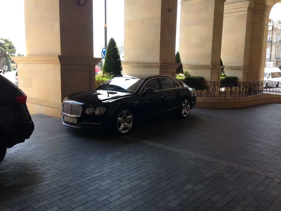 Einfahrt Four Seasons Hotel Baku