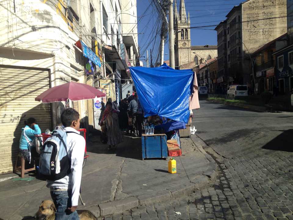 Ulica przed hotelem Radisson Plaza Hotel La Paz