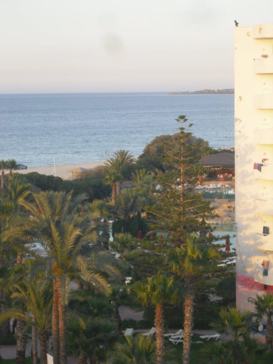 Blick Richtung großem Pool und Entspannungspool Sahara Beach Aquapark & Resort