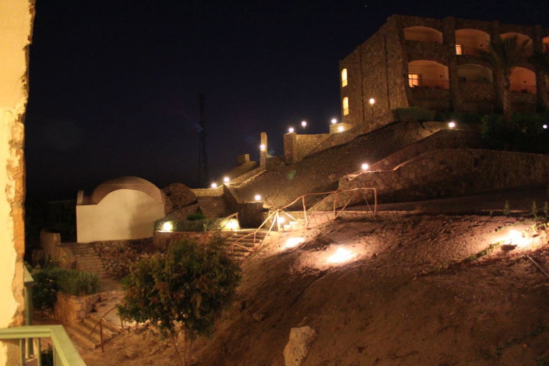 Weg zum Mountain Inn Brayka Bay Resort