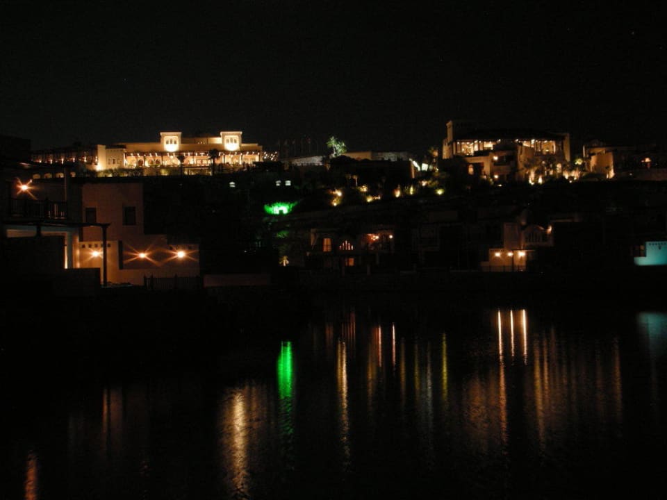 Cove Rotana bei Nacht The Cove Rotana Resort