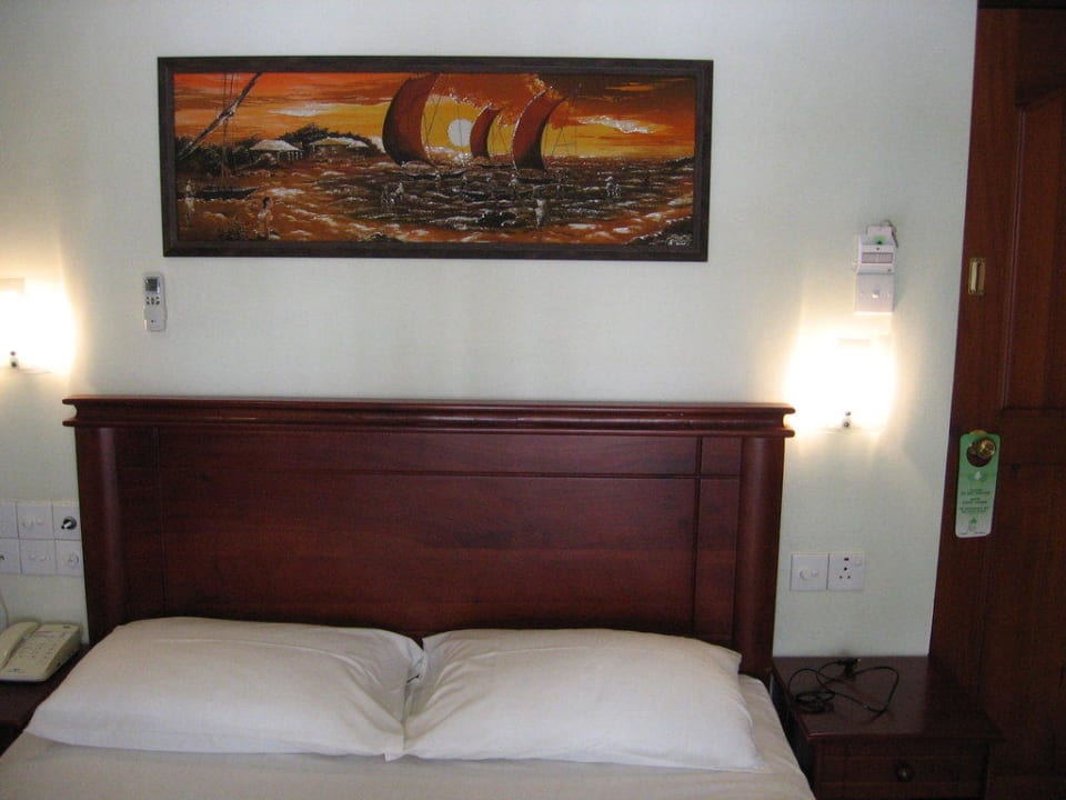 Bett  Oak Ray Serene Garden Hotel