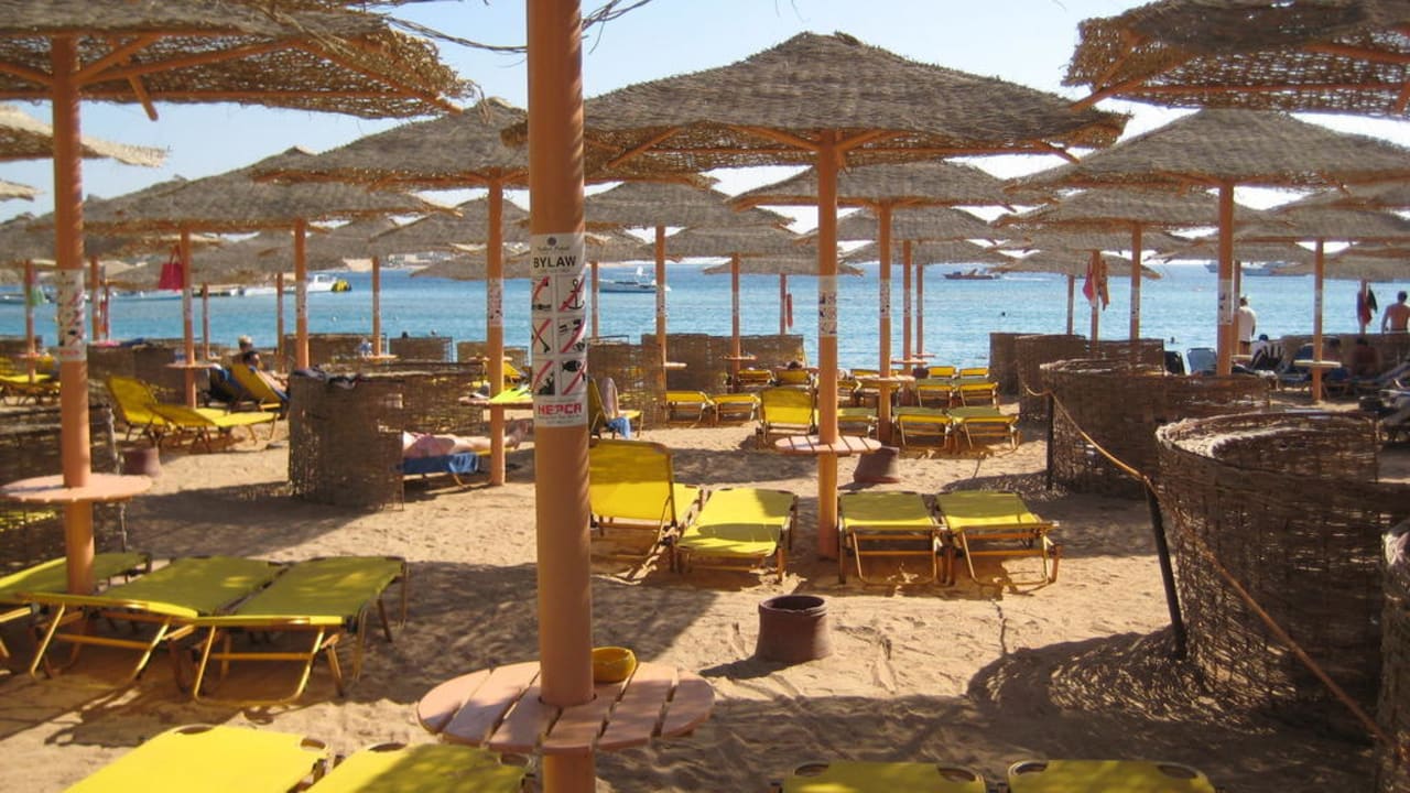 Strand eng, laut, voll Hotel JAZ Makadi Star & Spa