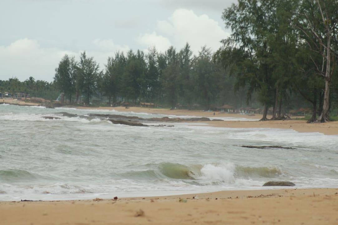 Hotel-Strand kurz vor dem Tropen-Regen Khaolak Bhandari Resort & Spa