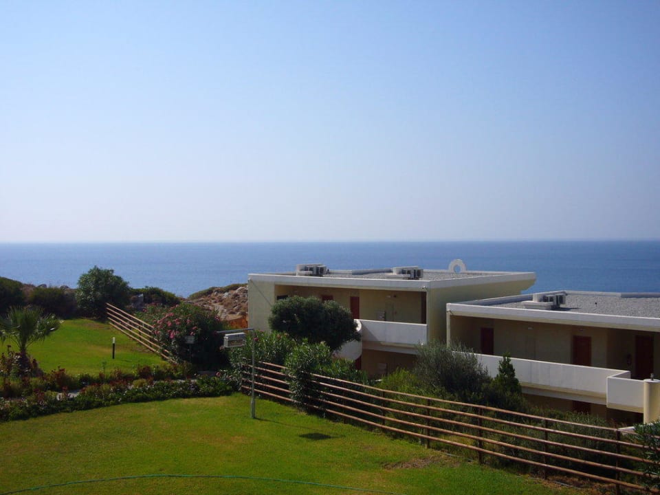 Gepflegte Gartenanlage über dem Meer Hotel Kalithea Horizon Royal