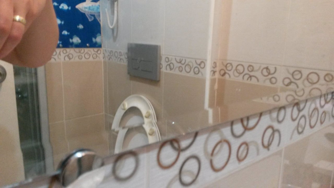 Spiegel voller Zahnpasta Büyük Hotel