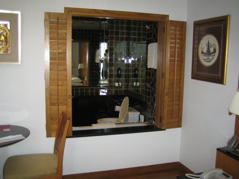 Blick vom Zimmer durchs Fenster ins Bad Grande Centre Point Ploenchit